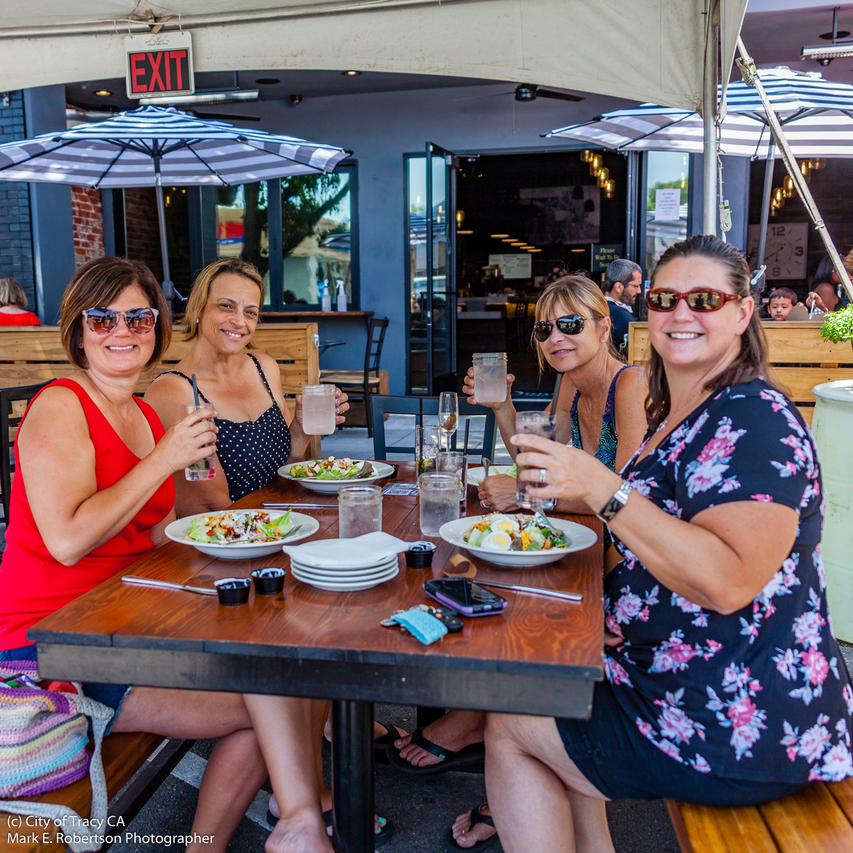 Women dining out in the City of Tracy